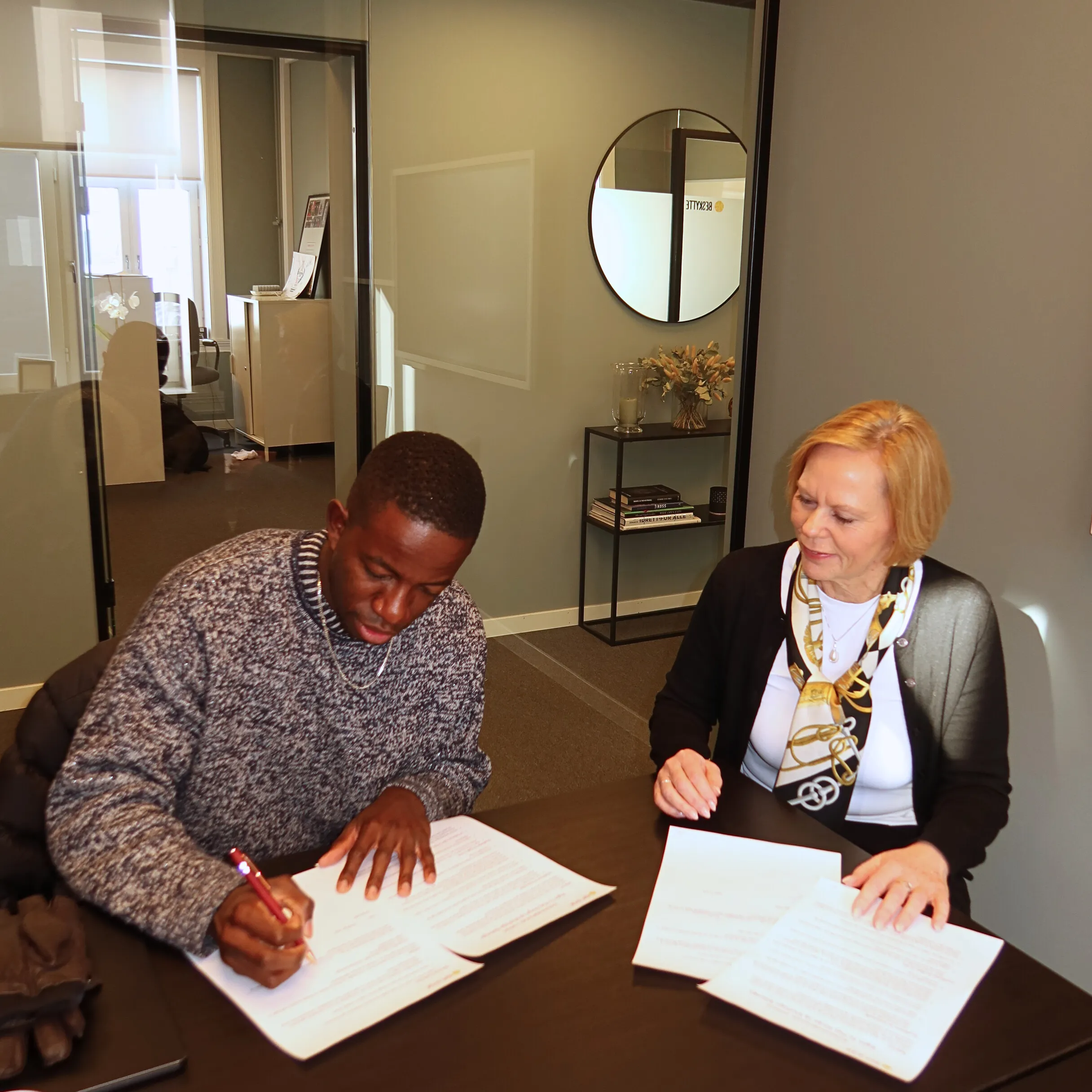 Signering av Mushaga- Elin